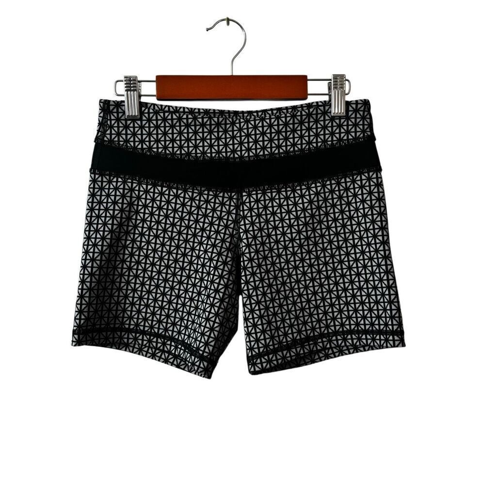Lululemon Tri Geo Silver Spoon Groove Short Rare Print Women’s Size 4